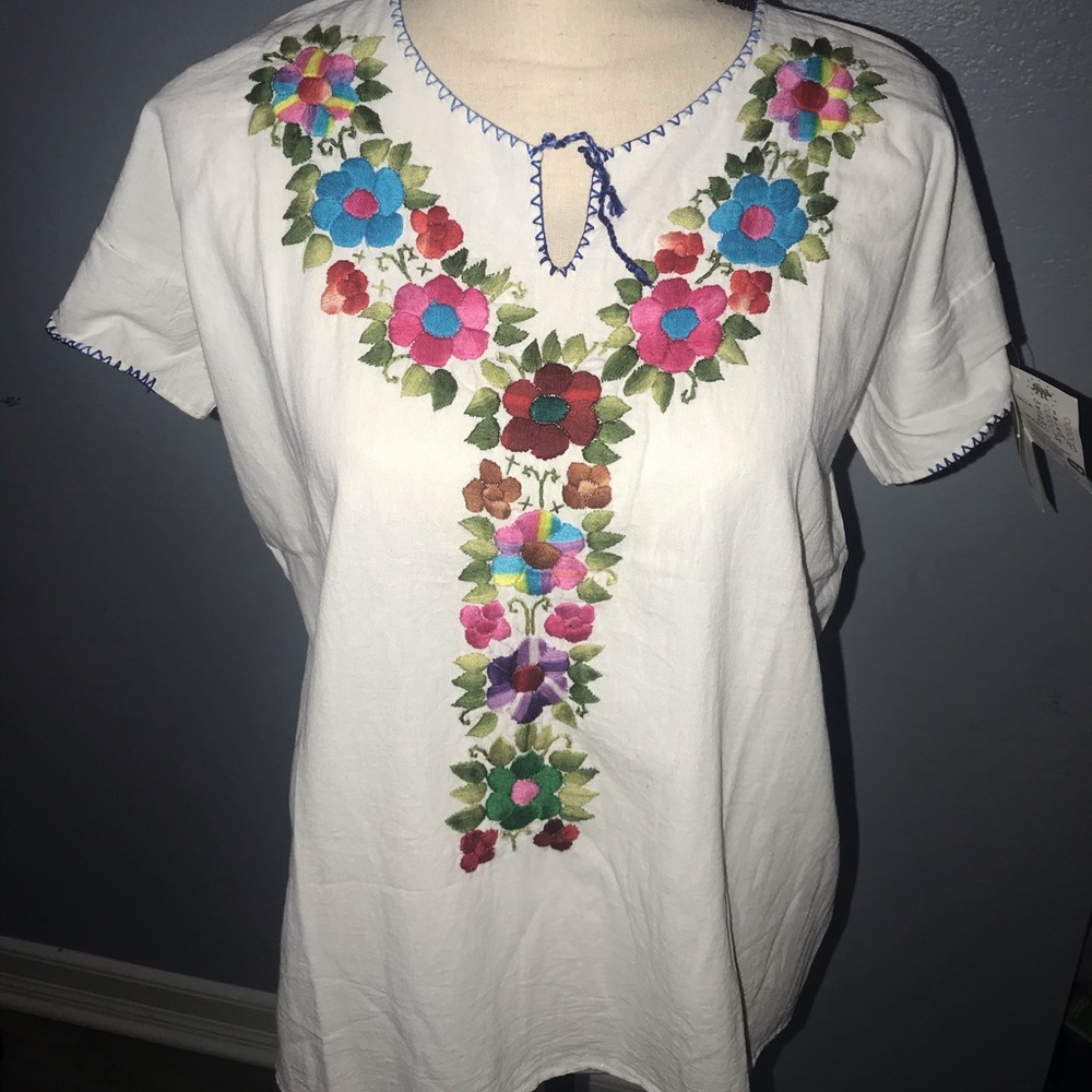 Embroidered Artesanal top. 100% cotton.